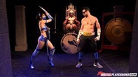 Kitana nimmt sich Johnny Cages Schwanz in der Arena und fickt ihn ausgiebig.