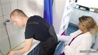 Klempner leckt die blonde Hausfrau und fickt sie bis zum Tittencum.